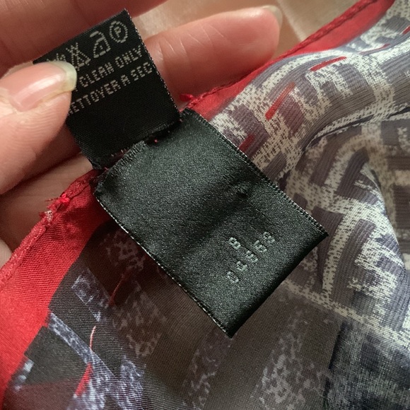 SOLD 💯 Authentic Fendi 100% silk scarf - Picture 6 of 6